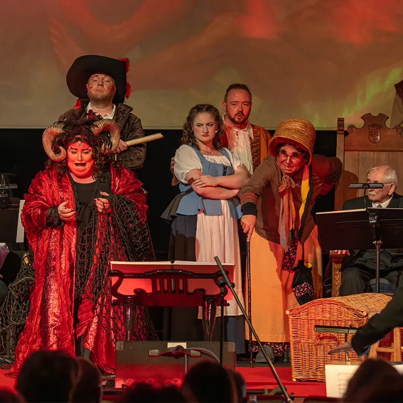 Spelers in kostuum tijdens een voorstelling van Schinderhannes