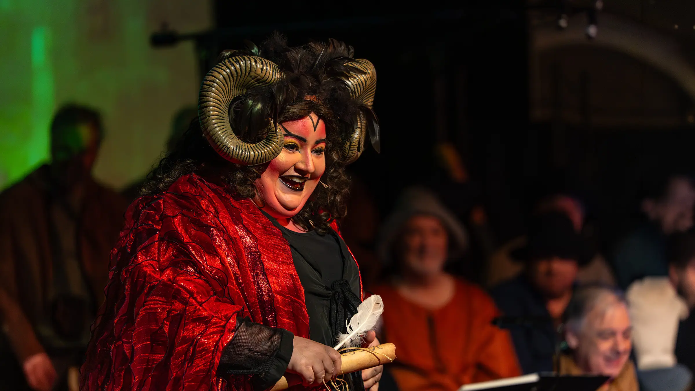 Hoofdrolspeelster in rood kostuum op het podium