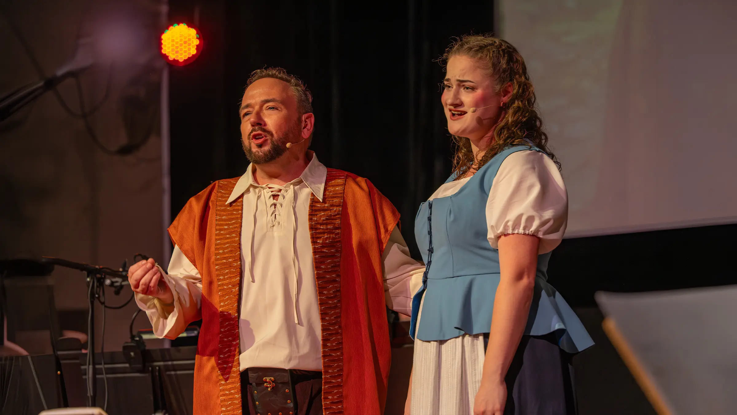 Twee hoofdrolspelers zingen samen op het podium